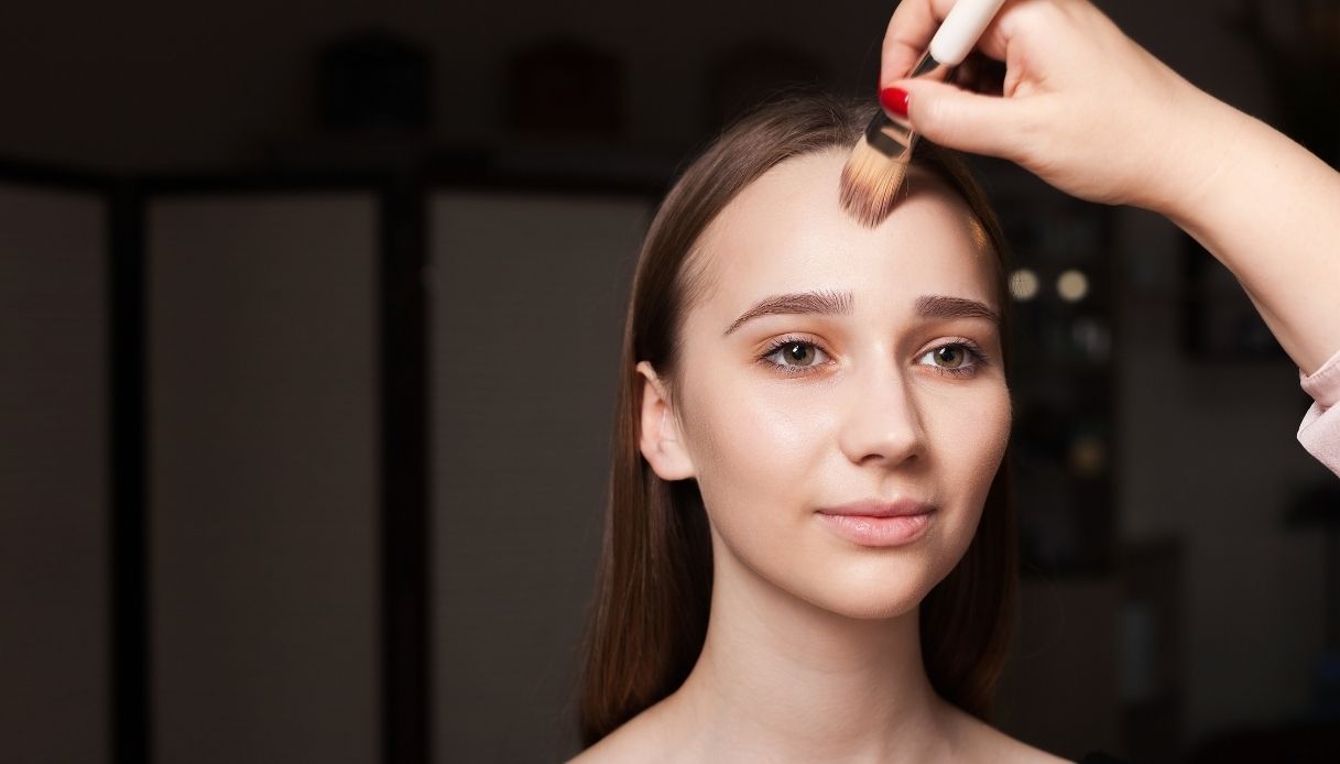 ragazza mora pelle chiara fondotinta base viso