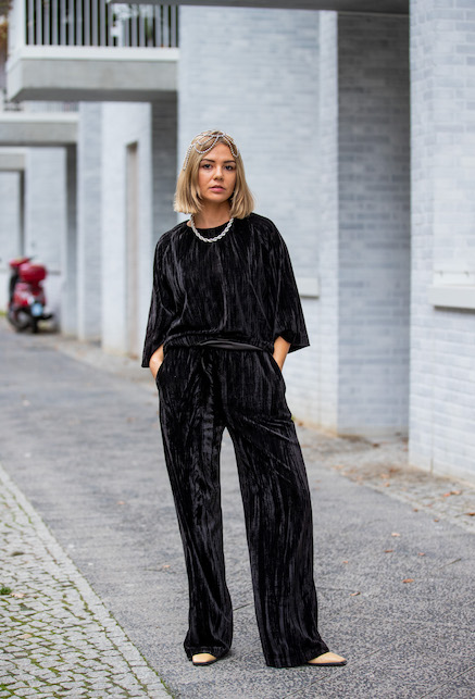 ragazza con tuta in velluto
