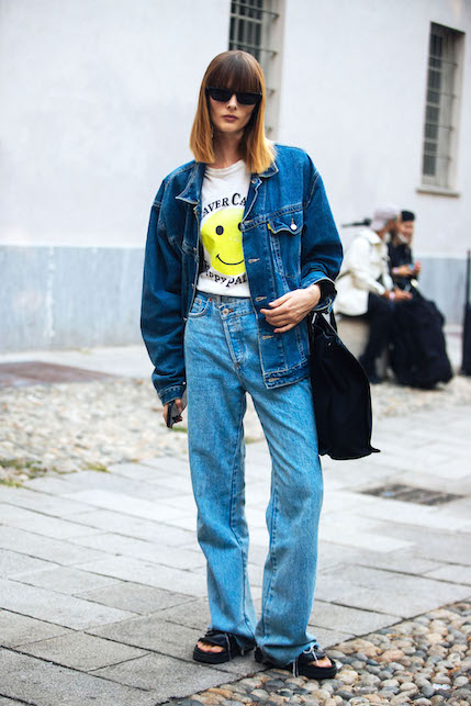 ragazza con giacca in jeans e t-shirt stampata