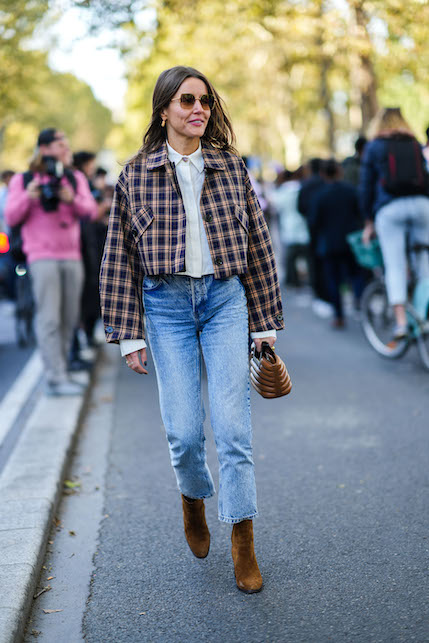 ragazza con giacca tartan e jeans