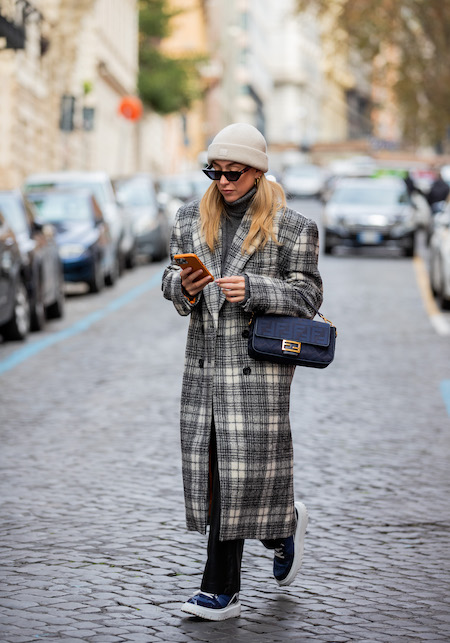 ragazza con cappotto tartan