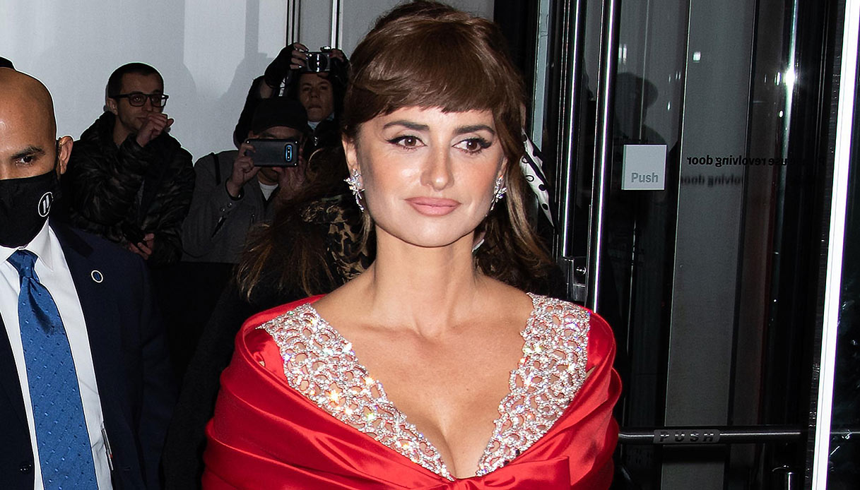Penelope Cruz brilla in rosso Chanel