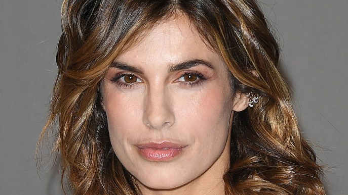 Elisabetta Canalis, jumpsuit total black e fianchi scoperti: una dea