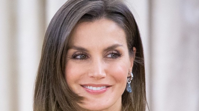 Letizia di Spagna, il navy è di tendenza: il look maschile che solo lei indossa così