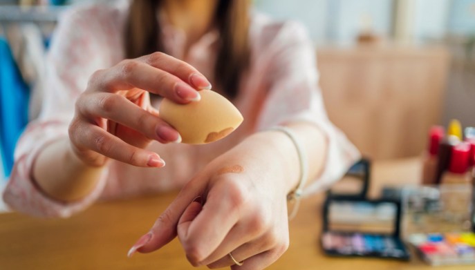 Applicare il fondotinta: poco prodotto usato bene
