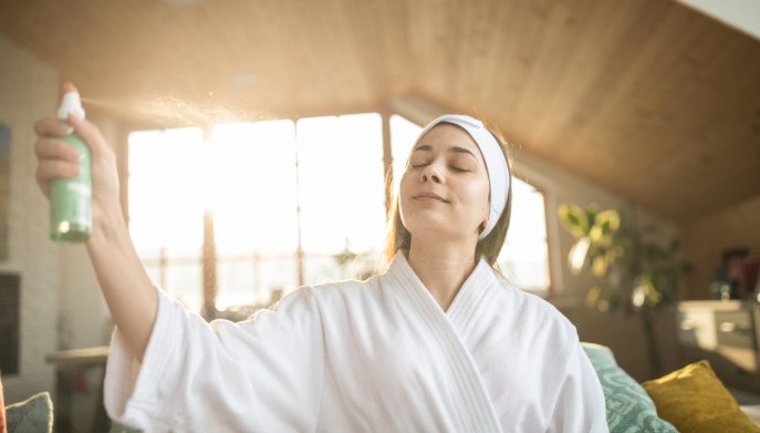 Applicare il fondotinta: una vaporizzata di spray fissante