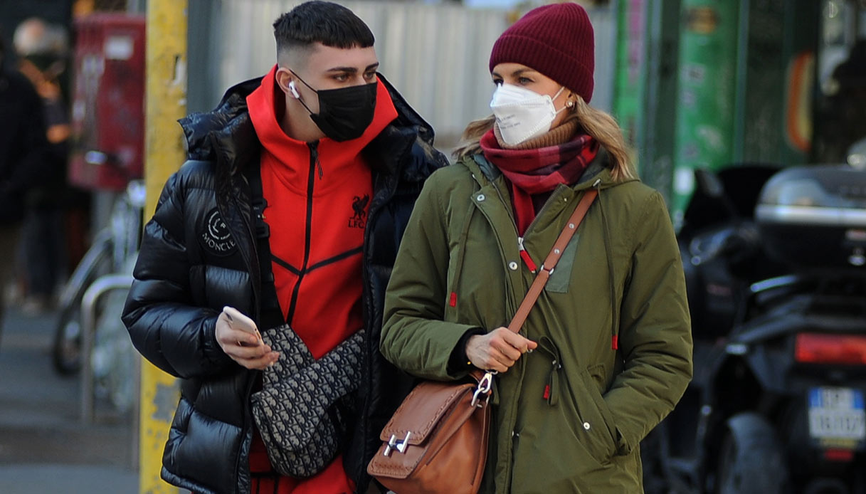 Martina Colombari e suo figlio Achille a passeggio per Milano