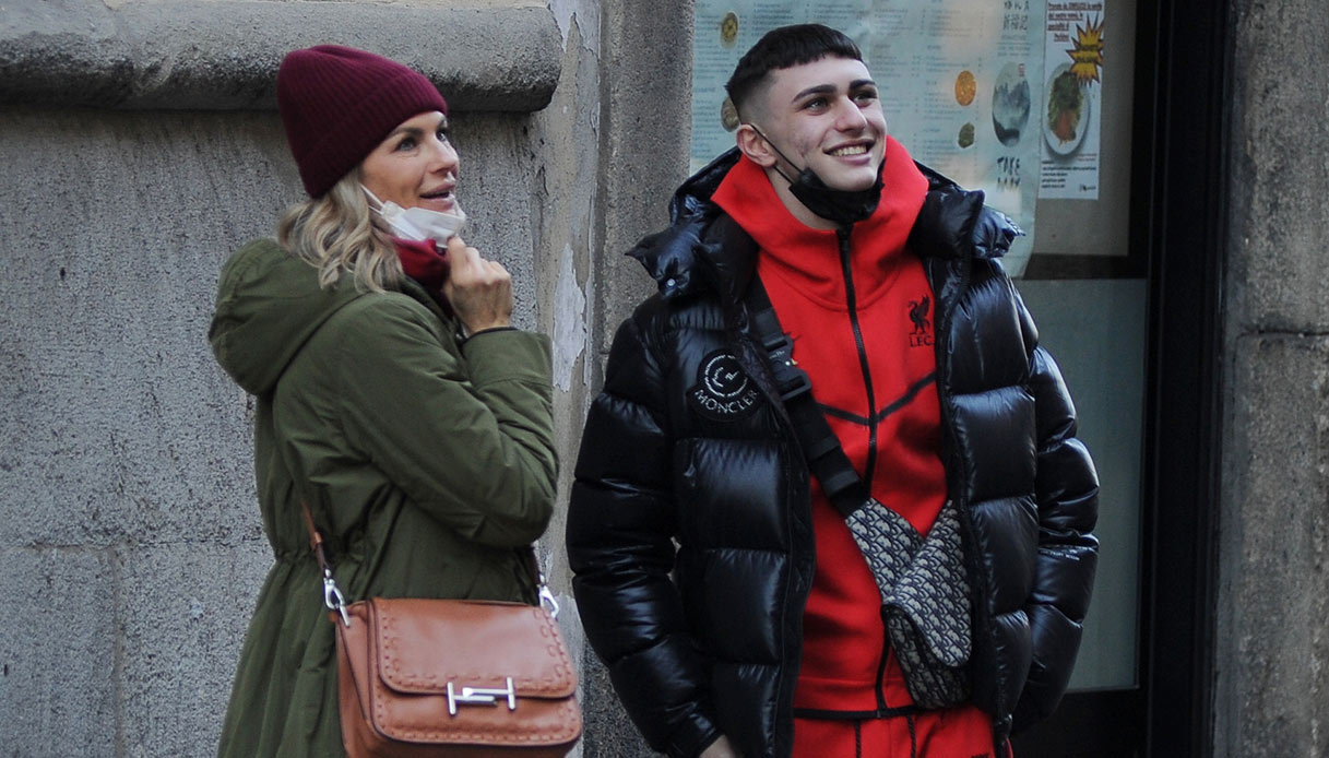 Martina Colombari e Achille Costacurta a spasso per MIlano