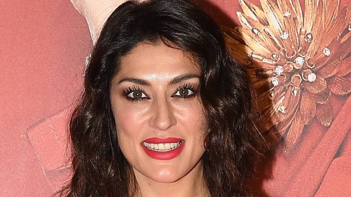 Elisa Isoardi su Instagram copia Mara Venier: pulizie di casa a piedi nudi