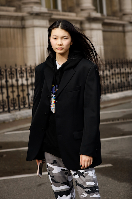 ragazza con blazer nero e pantaloni camouflage