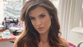 Elisabetta Canalis: il micro bikini colorato incanta tutti su Instagram