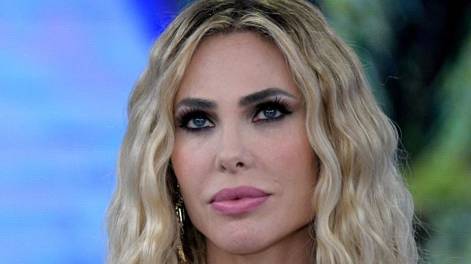 Ilary Blasi esagera col ritocco estetico: piovono critiche per il nuovo look