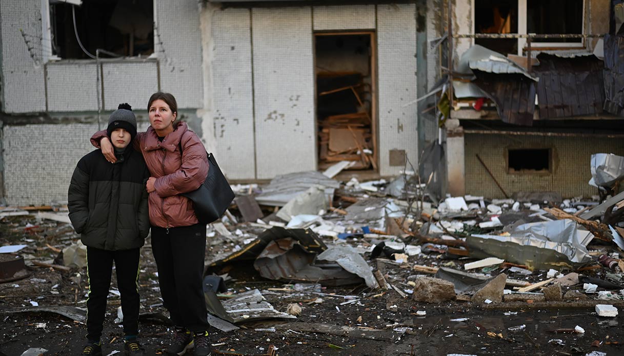 Ucraina, civili tra le case danneggiate dopo l'inizio dell'azione militare russa