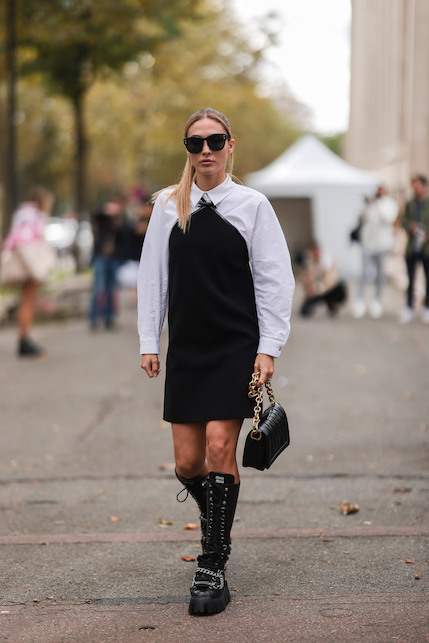 ragazza con camicia bianca e abito nero