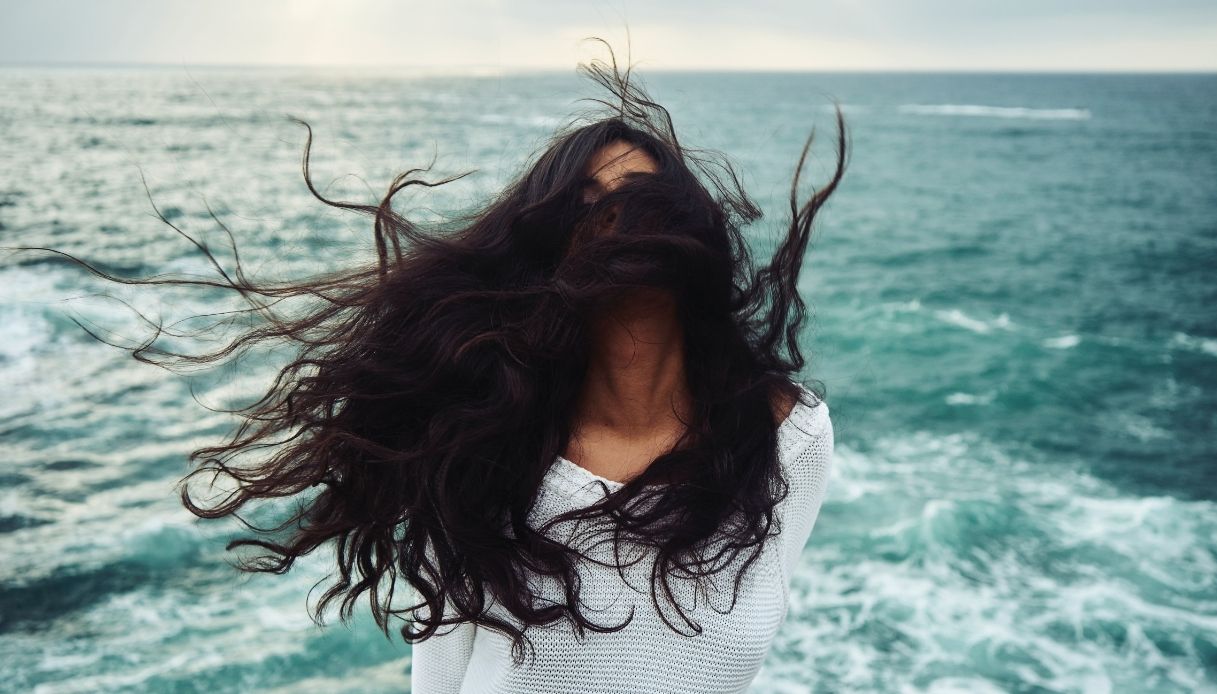 capelli scuri donna mora capelli al vento