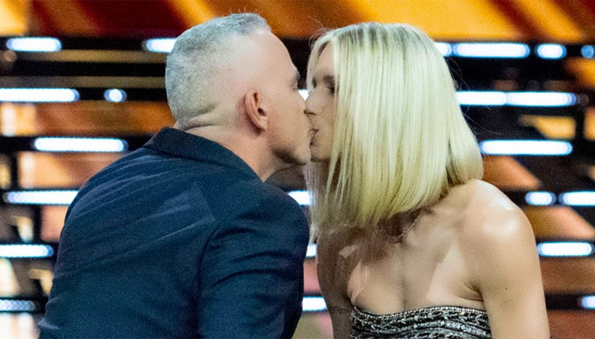 Il bacio tra Eros e Michelle a "Michelle Impossible"