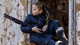 Fucile in mano e lecca lecca, la bimba ucraina è il simbolo dell’orrore della guerra
