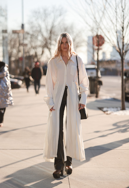 ragazza con chemisier bianco
