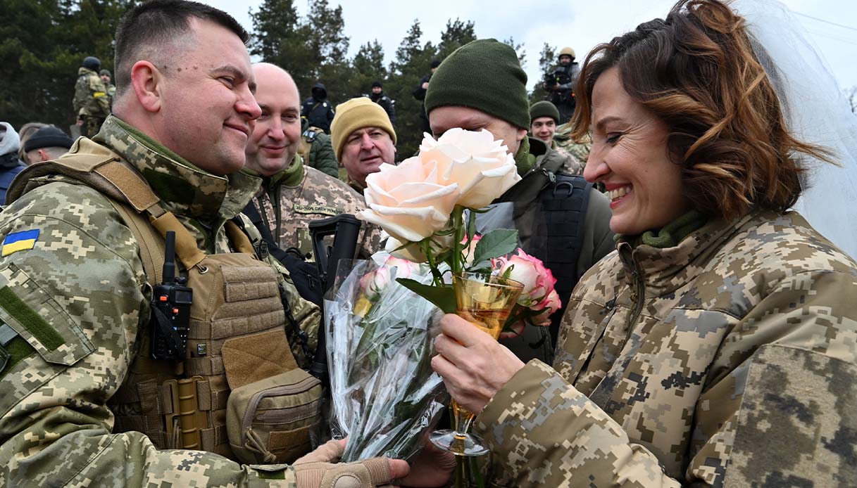 Valery e Lesya, matrimonio al fronte