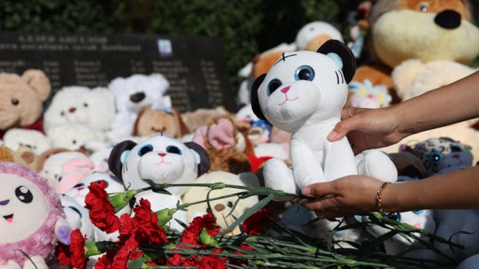 Ucraina, la foto che non dimenticheremo: i bimbi orfani nascosti in un seminterrato
