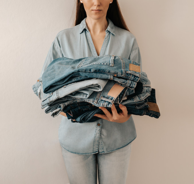 donna con jeans in mano