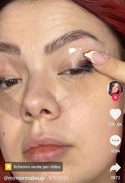 Mirta Miller applica l'eyeliner con lo scotch su tiktok per creare una linea perfettamente simmetrica.