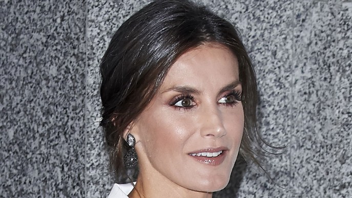 Letizia di Spagna lascia senza fiato: gli spacchi svelano le gambe