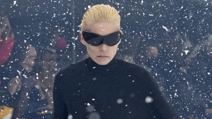 Balenciaga, la sfilata sotto la bufera di neve e la lettera di condanna alla guerra