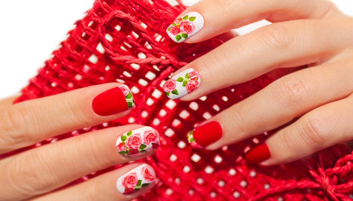 Nail art floreale con smalto adesivo rosso