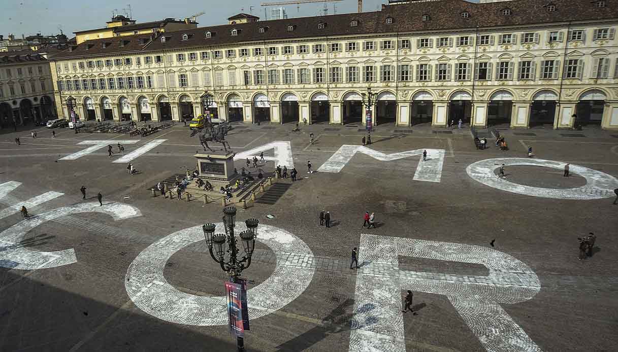 "Ti amo ancora", la gigantesca scritta apparsa in Piazza San Carlo a Torino