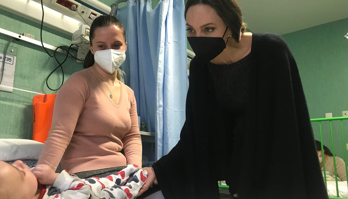 Angelina Jolie in visita al Bambino Gesù di Roma