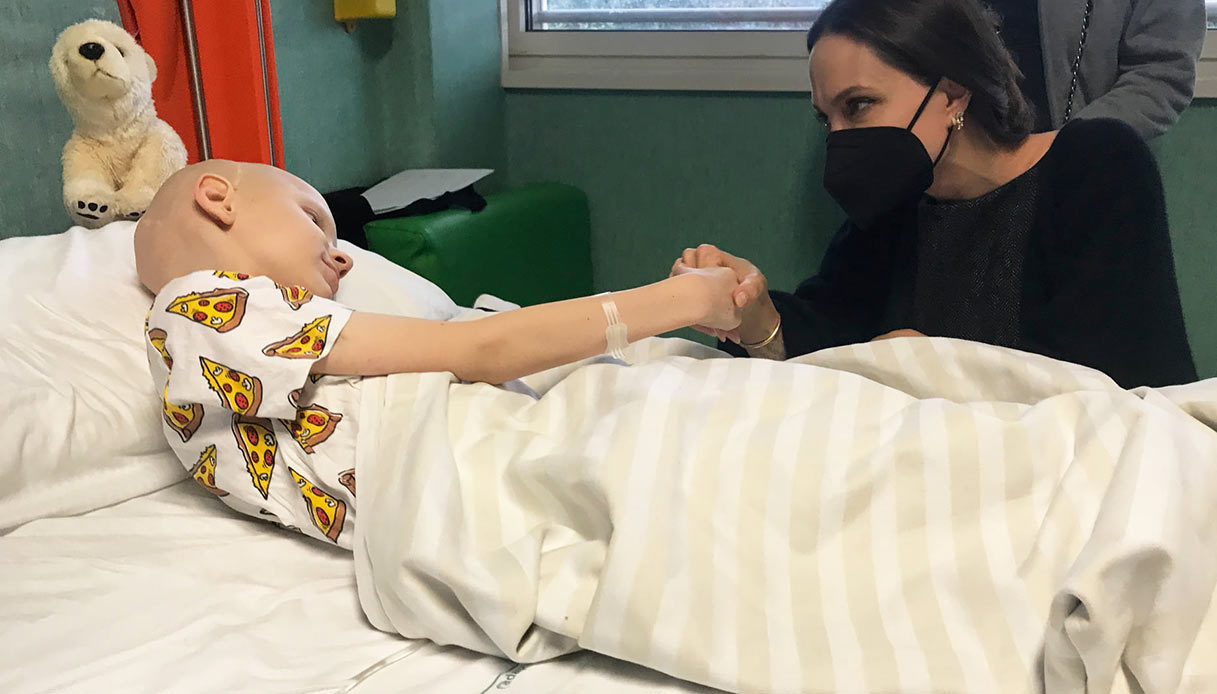 Angelina in visita al Bambino Gesù di Roma