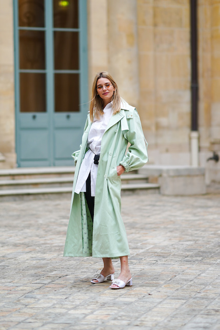 Ragazza con impermeabile verde menta e camicia bianca