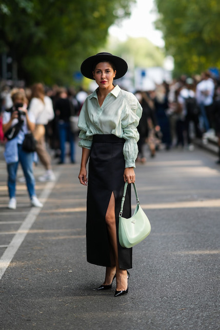 ragazza con camicia e borsa verde menta, gonna e capello neri