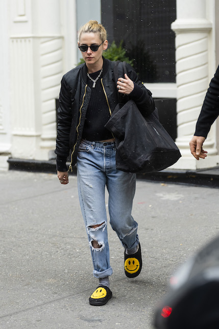 Kirsten stewart con jeans strappati e bomber
