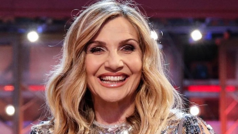 Serale di Amici, la jumpsuit di Lorella è il must have della stagione. Ma Maria è la vera regina