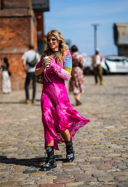ragazza con abito rosa e anfibi