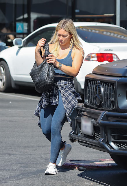 hilary duff con jeans e camicia a quadri legata in vita