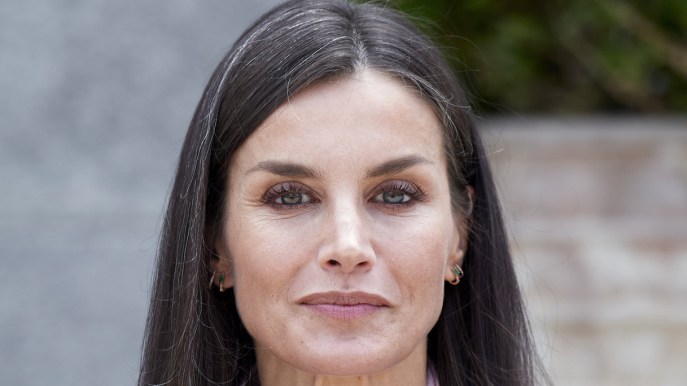 Letizia di Spagna scopre le gambe col baby cappotto da 2.456 euro