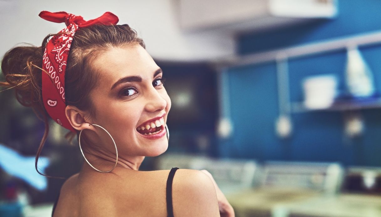 acconciatura bandana pin up ragazza