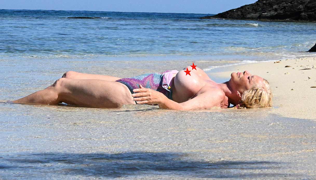 Cicciolina, topless sull'Isola dei Famosi 2022
