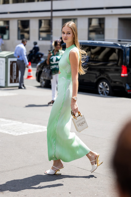 ragazza con abito verde menta