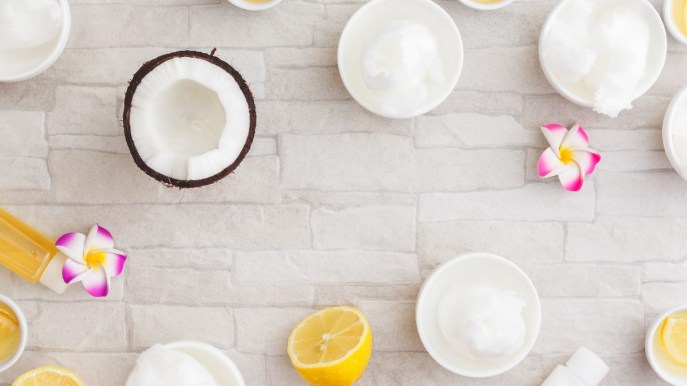 Olio di cocco e succo di limone: come usarli per capelli lucidi e sani