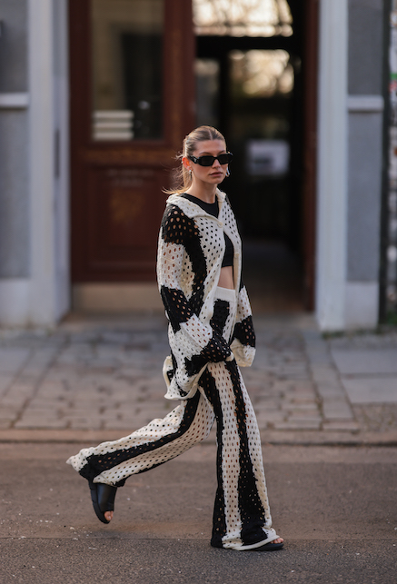 ragazza con completo crochet bianco e nero