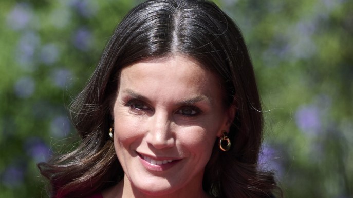 Letizia di Spagna osa con l’abito da 61 euro e mostra gli addominali