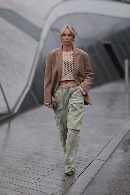 ragazza con top crochet, blazer e pantaloni cargo