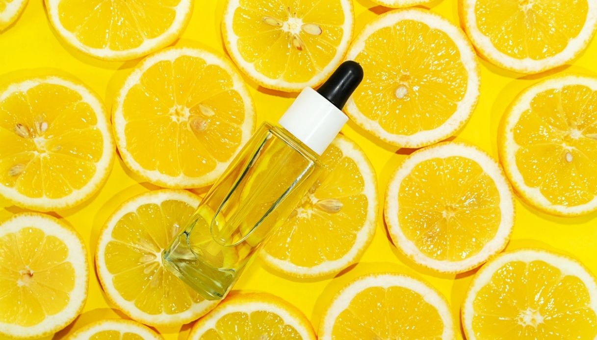 Vitamina C per la skincare: come si usa, benefici e prodotti