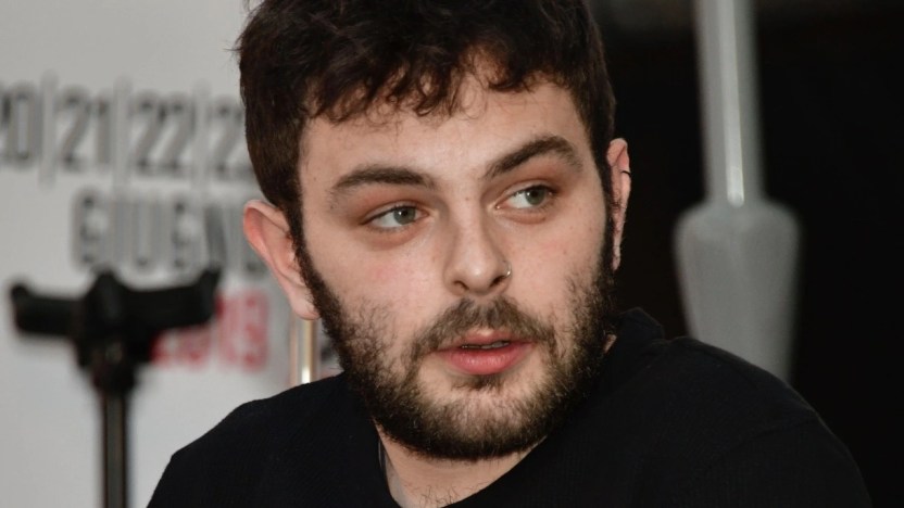 Senza respiro dopo un attacco di panico. Lorenzo Fragola si mostra su TikTok: “Fatevi aiutare”