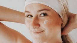Crema solare viso tutto l’anno: perché usarla e come sceglierla
