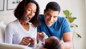 Mamma o papà? Hanno scoperto da cosa dipende la prima parola pronunciata dal bimbo